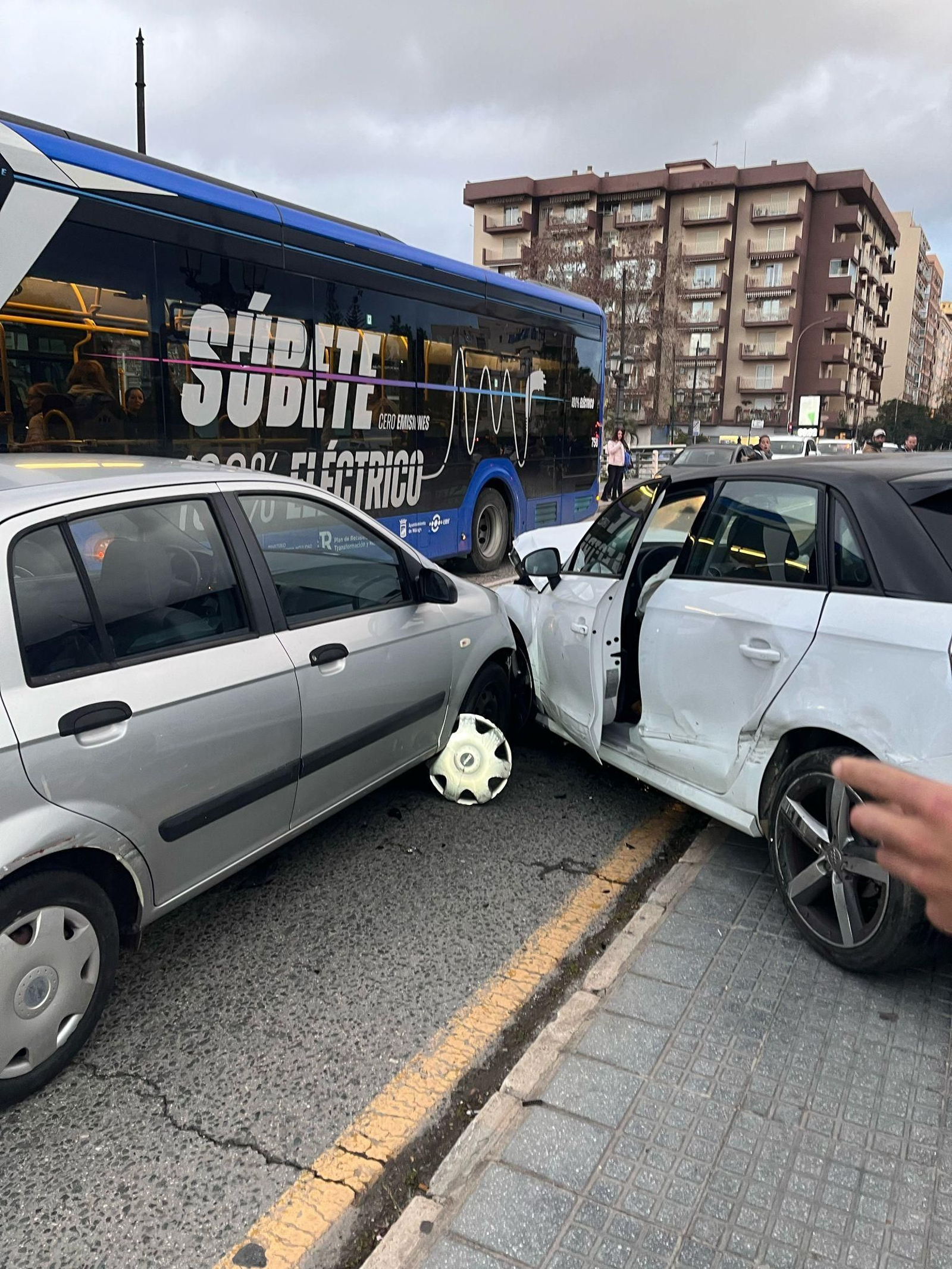 El autobús y los dos turismos implicados