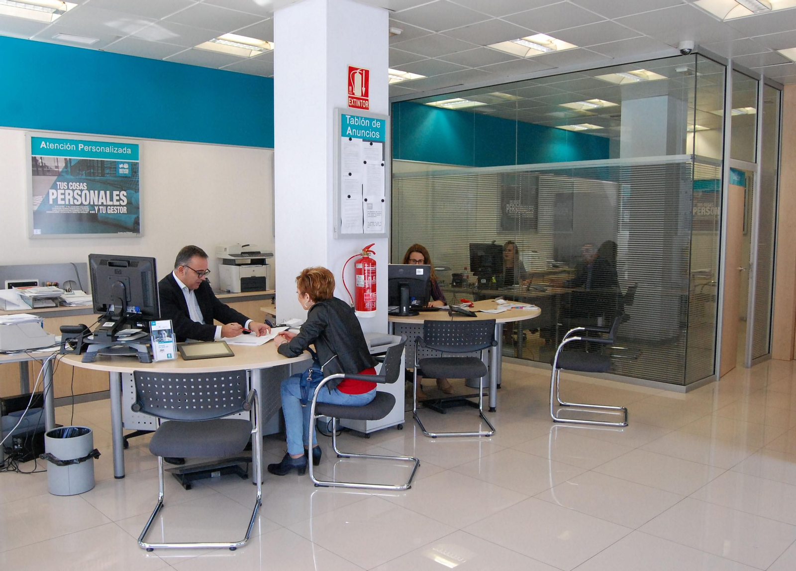 Un empleado de Cajamar atiende a un cliente en una de las oficinas.