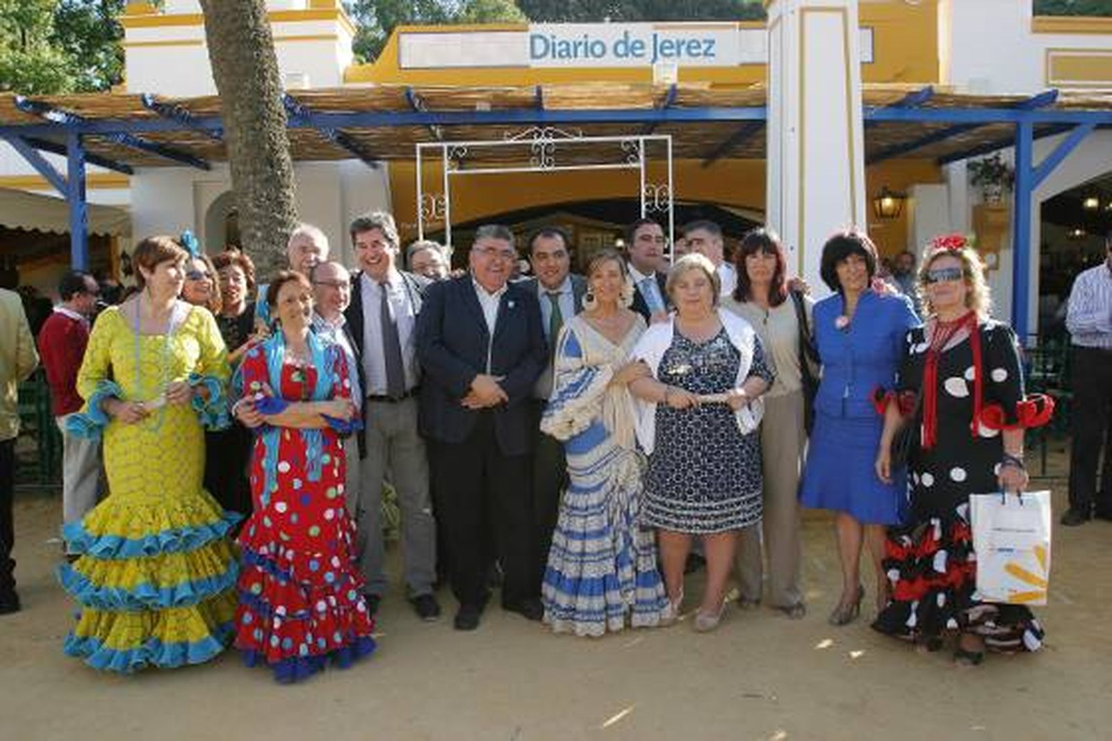 A las puertas de la caseta, María del Carmen Martínez, delegada de Seguridad y Movilidad; Charo Cano, secretaria de Organización del PSOE; José Manuel Jiménez, delegado de Igualdad y Bienestar Social; Francisco Benavent, edil de Juventud, junto a la alcaldesa y su delegado de Presidencia Casto Sánchez, además de las consejeras Aguilera y Navarro y el director del Diario.

Foto: Vanesa Lobo