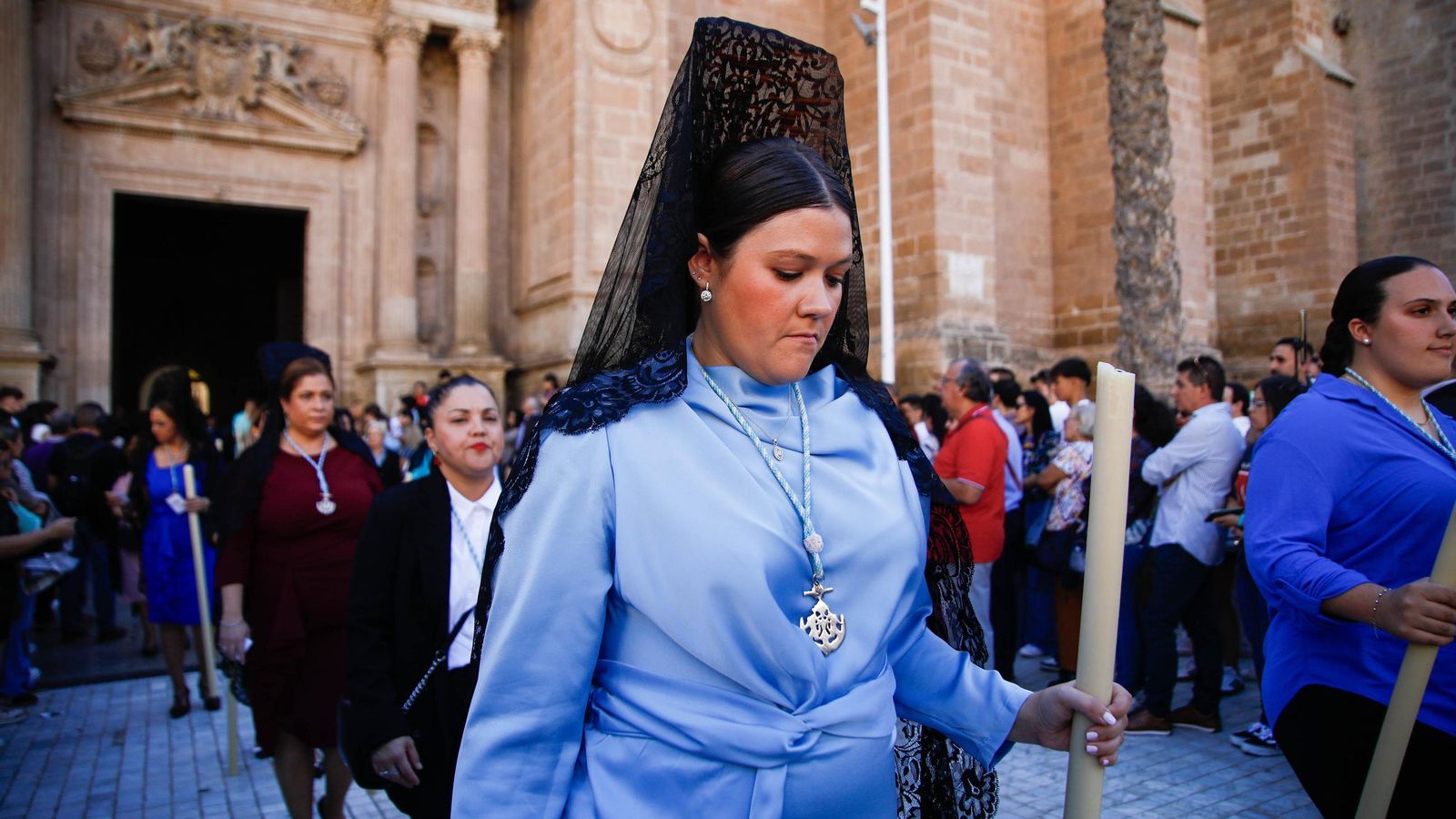 Vea la salida de la Hermandad de Los Ángeles de la Catedral de Almería