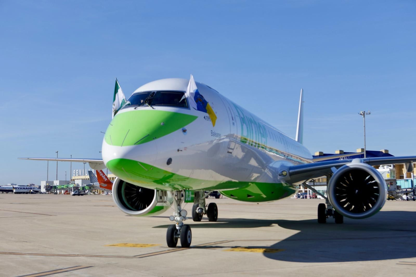 Vuelo inaugural de la aerolínea canaria Binter en Sevilla