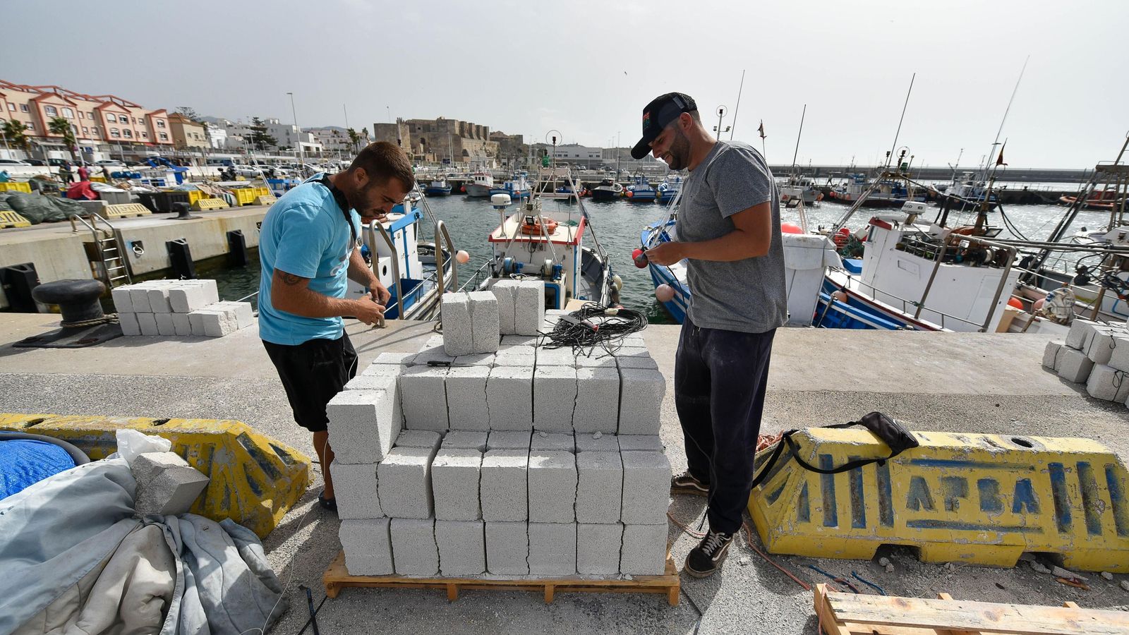 Preparativos para la jornada de trabajo en el mar.