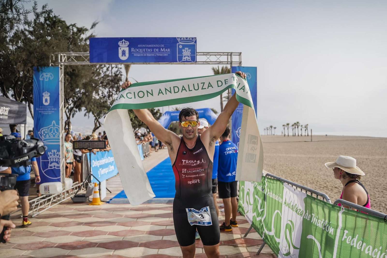 El ganador de la prueba celebrada en Roquetas de Mar en el momento de cruzar la línea de meta.