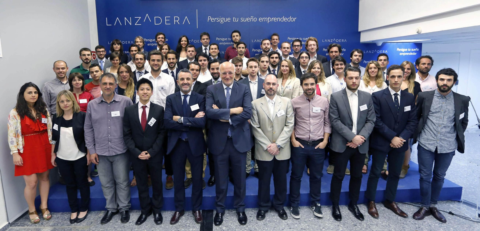 Juan Roig, presidente de Mercadona, posa, en una imagen de archivo, con los participantes en la segunda convocatoria de Lanzadera.