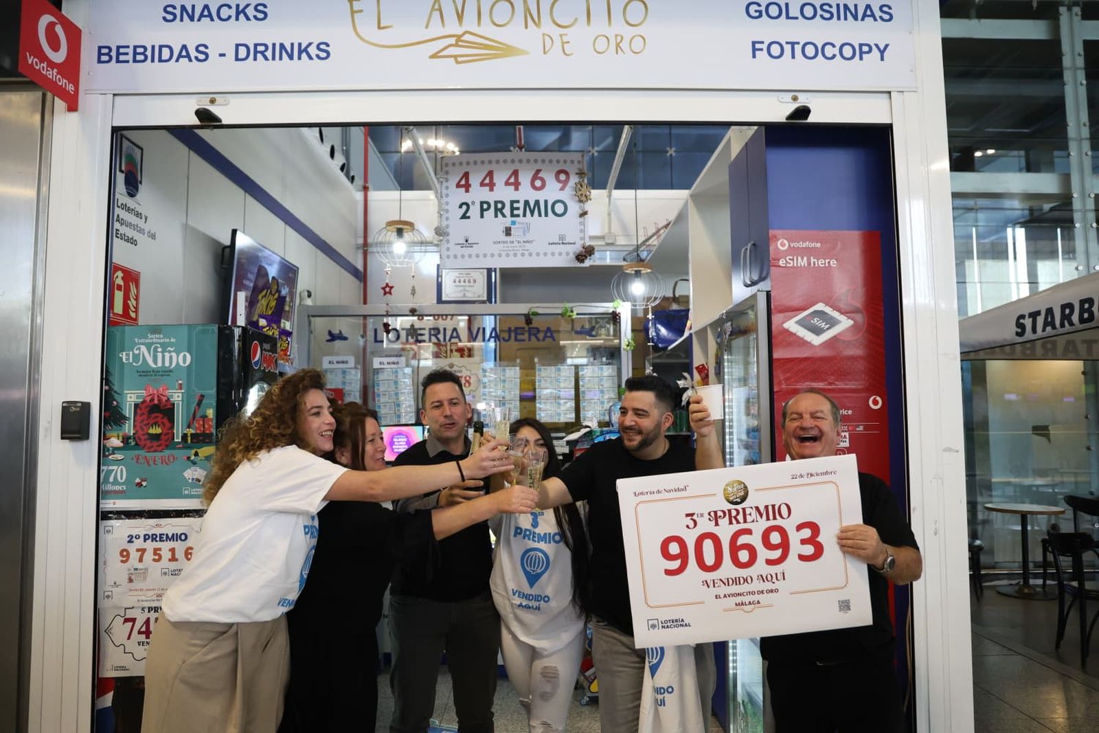 La administración de lotería del aeropuerto ha vendido un Tercer Premio.