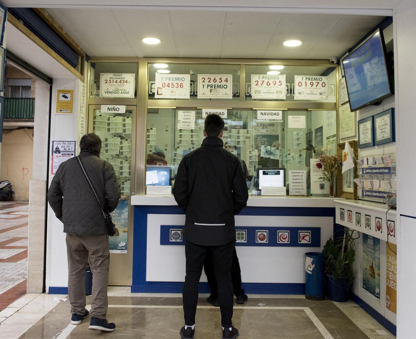 Dos personas en una administración de lotería.