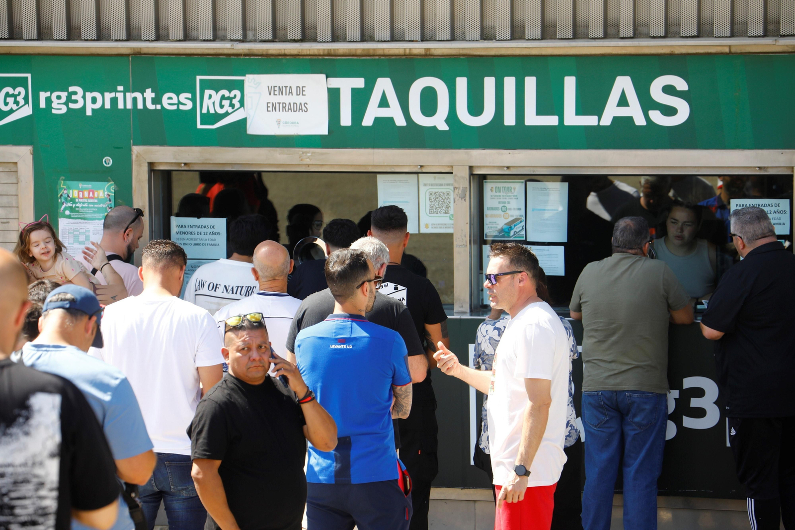 Colas en El Arcángel para hacerse con las entradas de los partidos del Córdoba CF ante la Ponferradina
