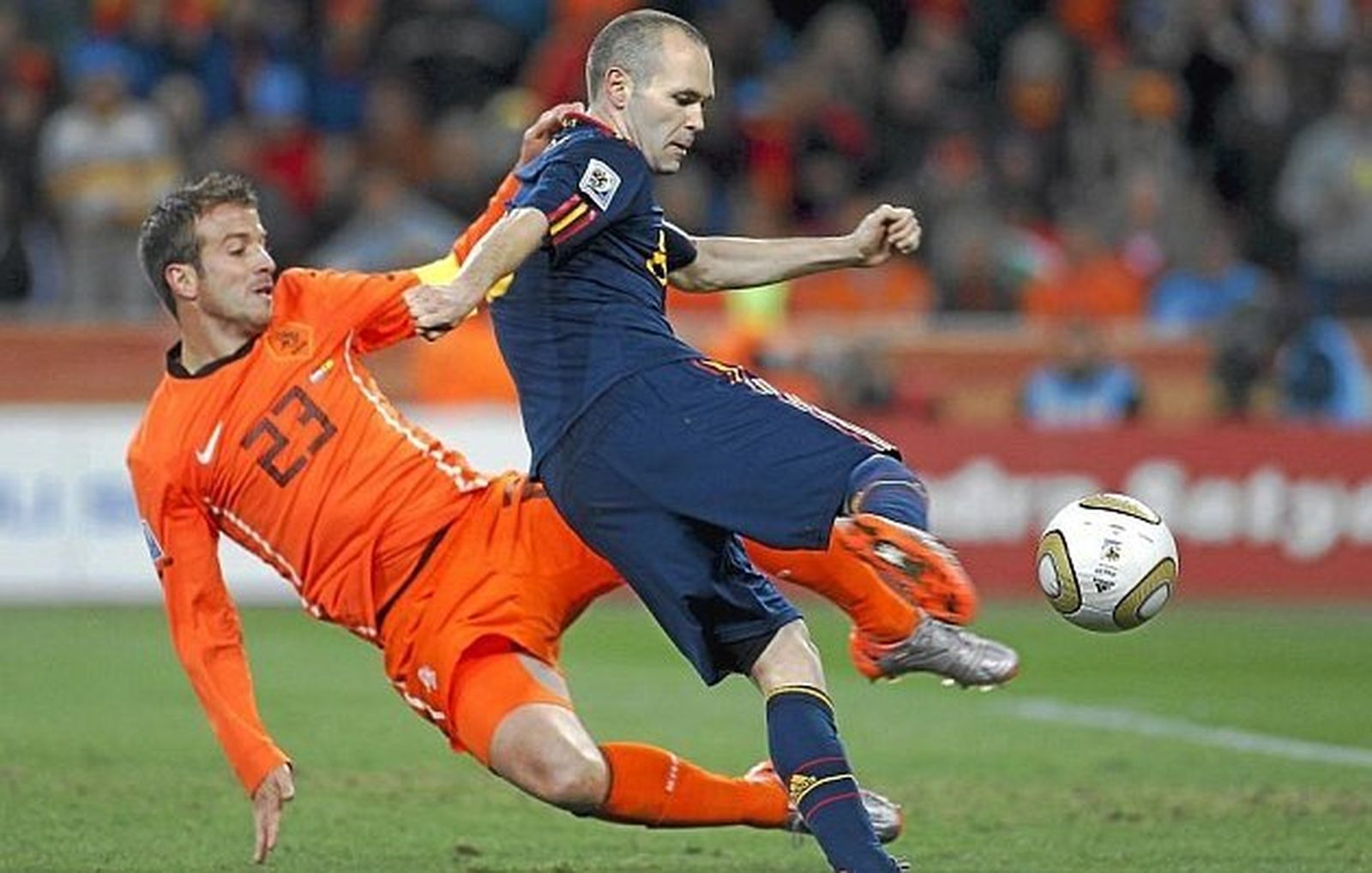 Imagen en la que Iniesta se dispone a lanzar ante Van der Vaart