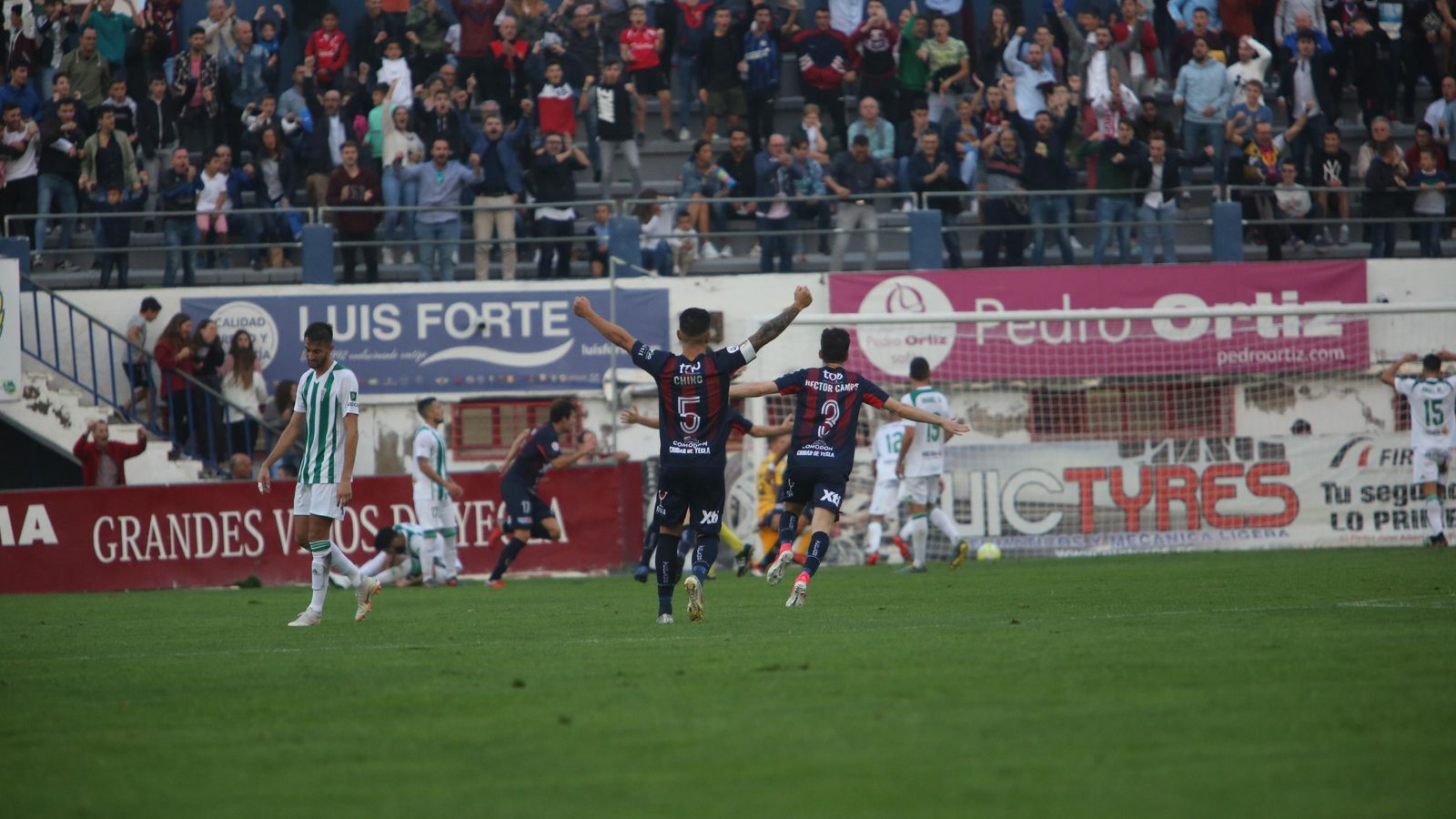 Los jugadores del Yeclano celebran su segundo gol, obra de Alayeto, ante la decepción cordobesista.