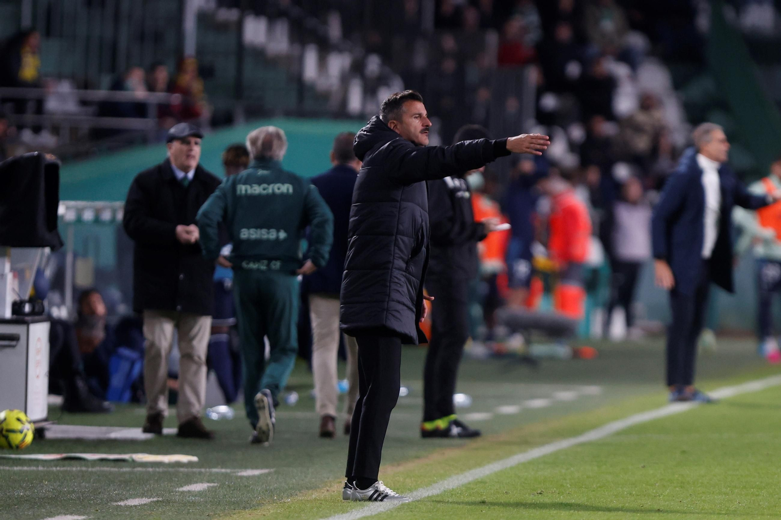 Iván Ania se dirige a sus pupilos.