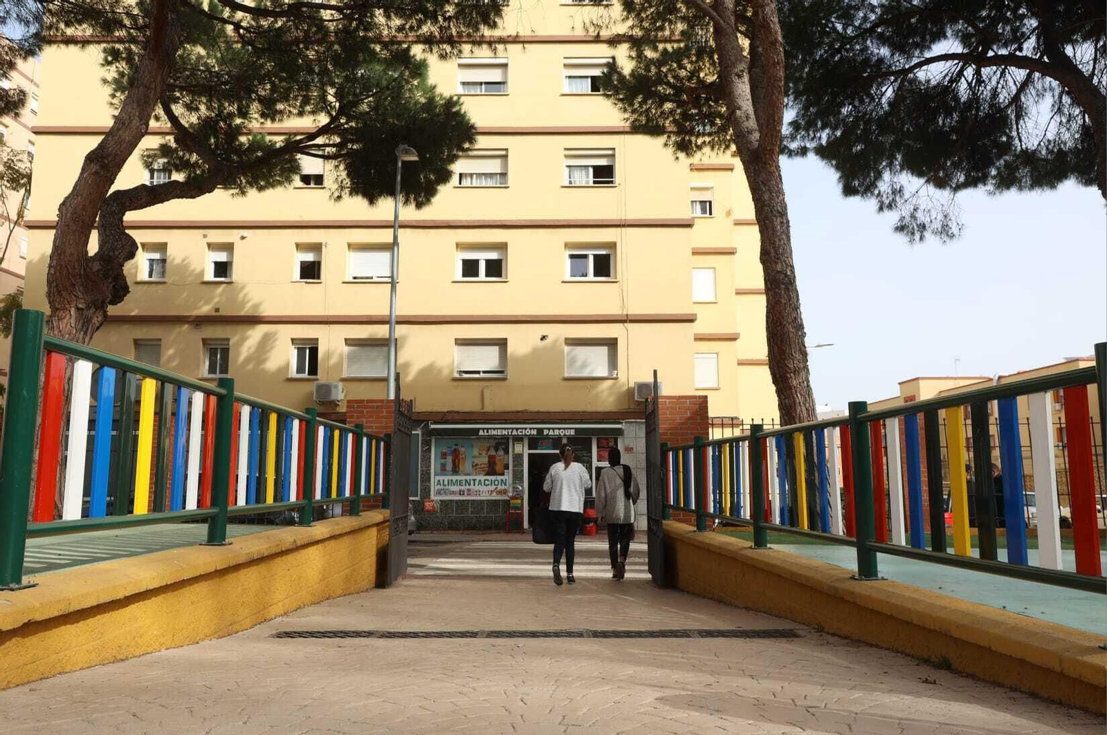 Acceso al parque infantil del María Cristina, por donde tendrán que desfilar las procesiones. Acceso al parque infantil del María Cristina, por donde tendrán que desfilar las procesiones.