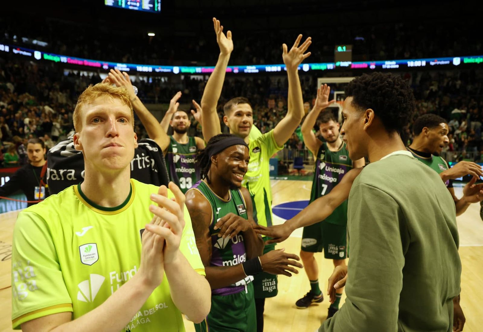 Alberto Díaz y sus compañeros celebran el triunfo ante el Joventut.