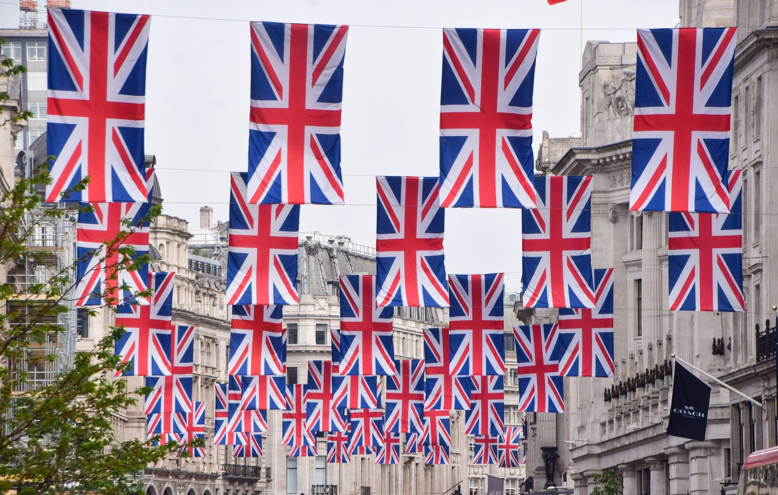 Una calle londinense desbordada en su decoración con la Union Jack británica