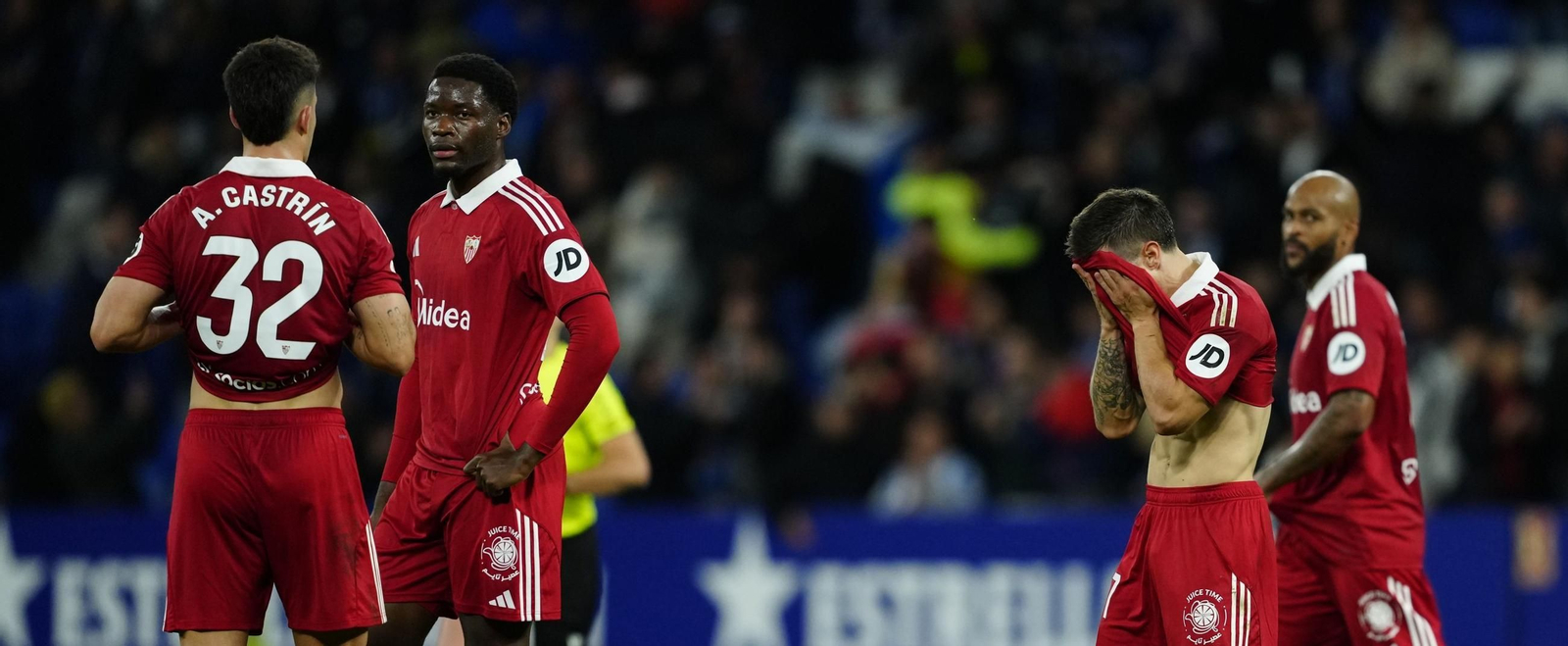 Los futbolistas sevillistas muestran su incredulidad tras la derrota ante el Espanyol.