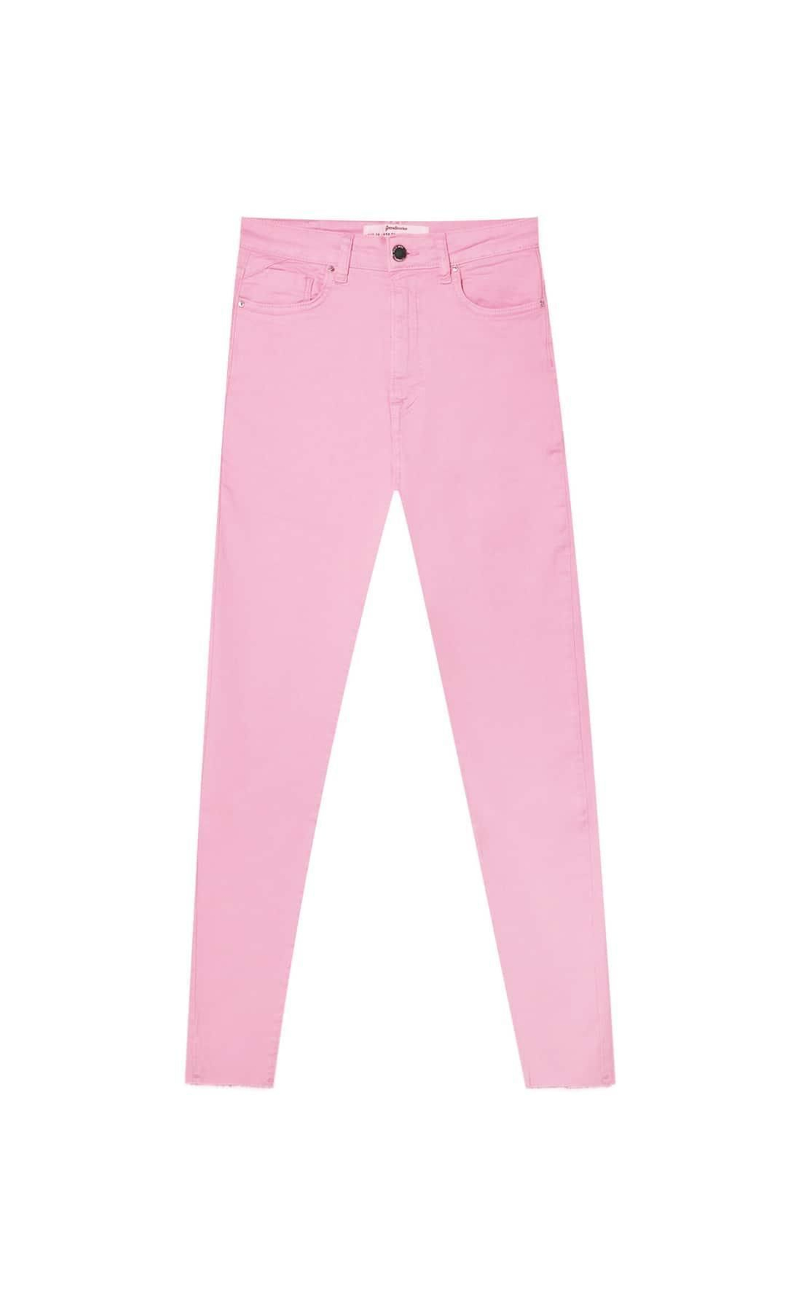 Pantalones pitillo de color rosa de Stradivarius.