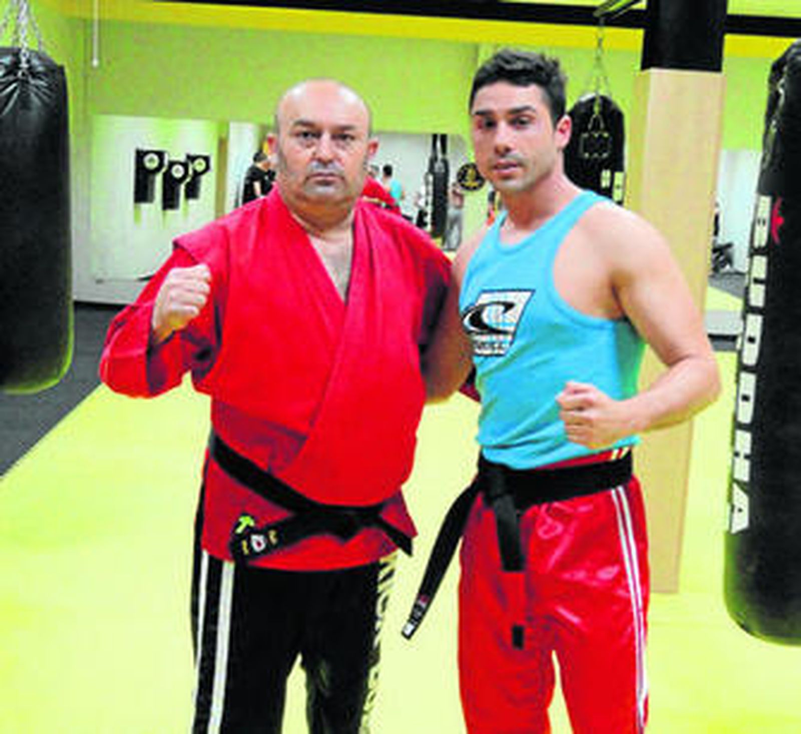 Los cinco luchadores junto a sus entrenadores en el gimnasio Los Inmortales.