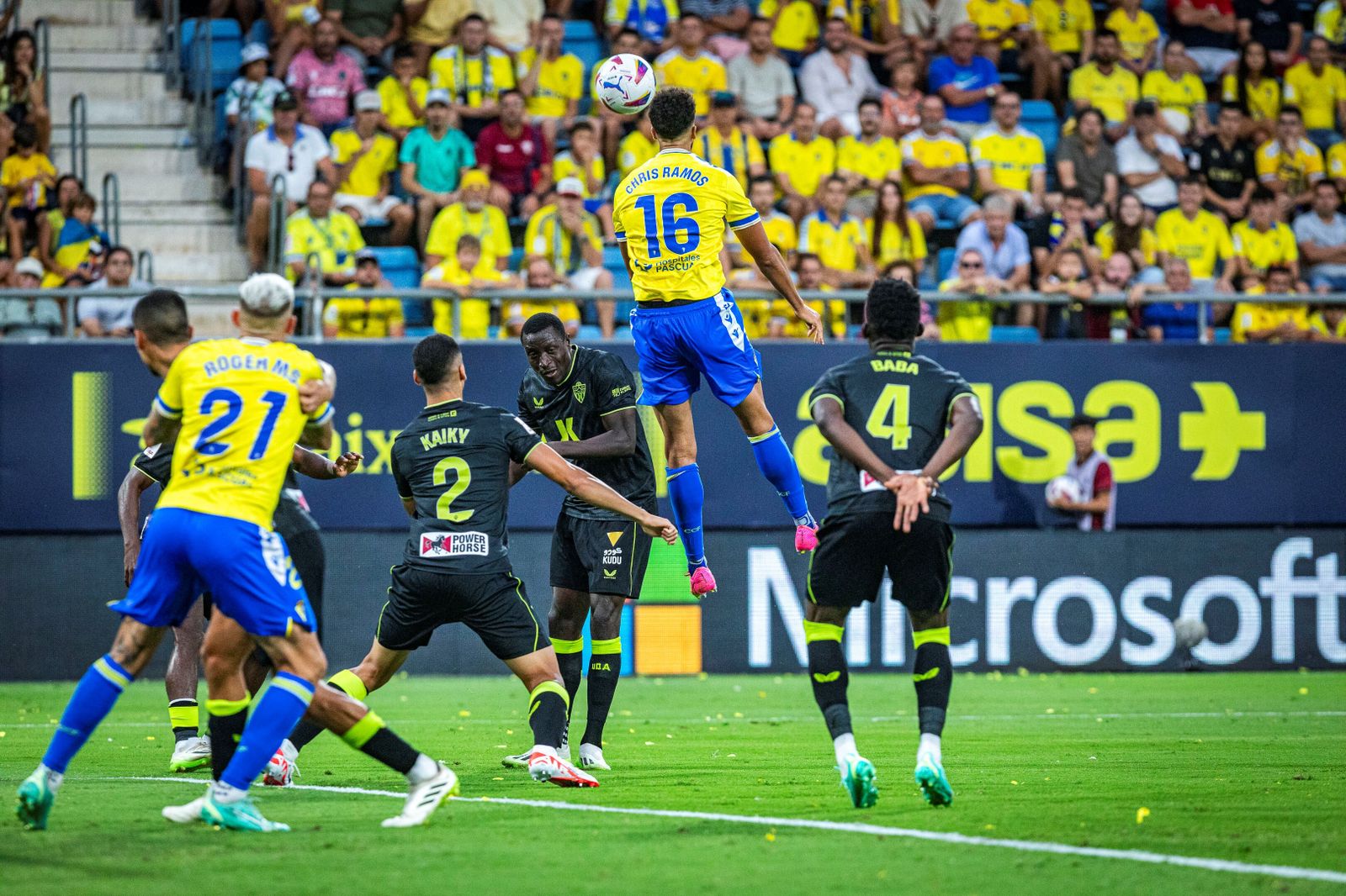 Chris Ramos gana un balón aéreo en la segunda mitad ante la fragilidad defensiva del Almería