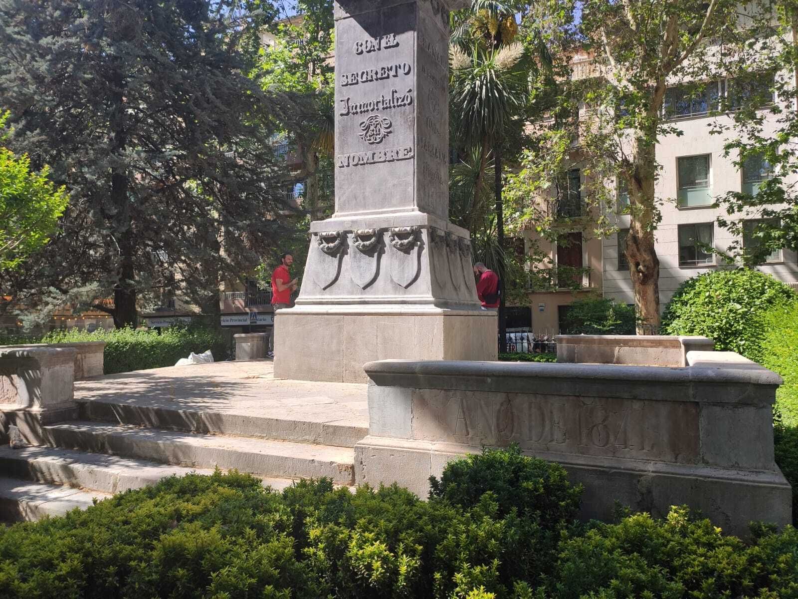 La restauración de la estatua de Mariana Pineda de Granada, en  imágenes