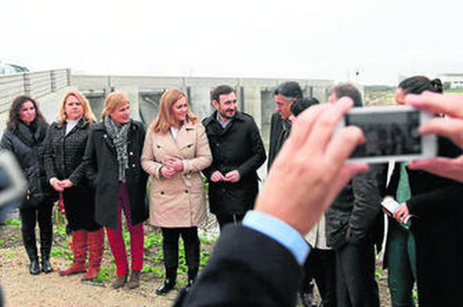 La consejera y la alcaldesa, ayer junto al azud móvil rodeada de responasbles políticos, vecinales y de los regantes.