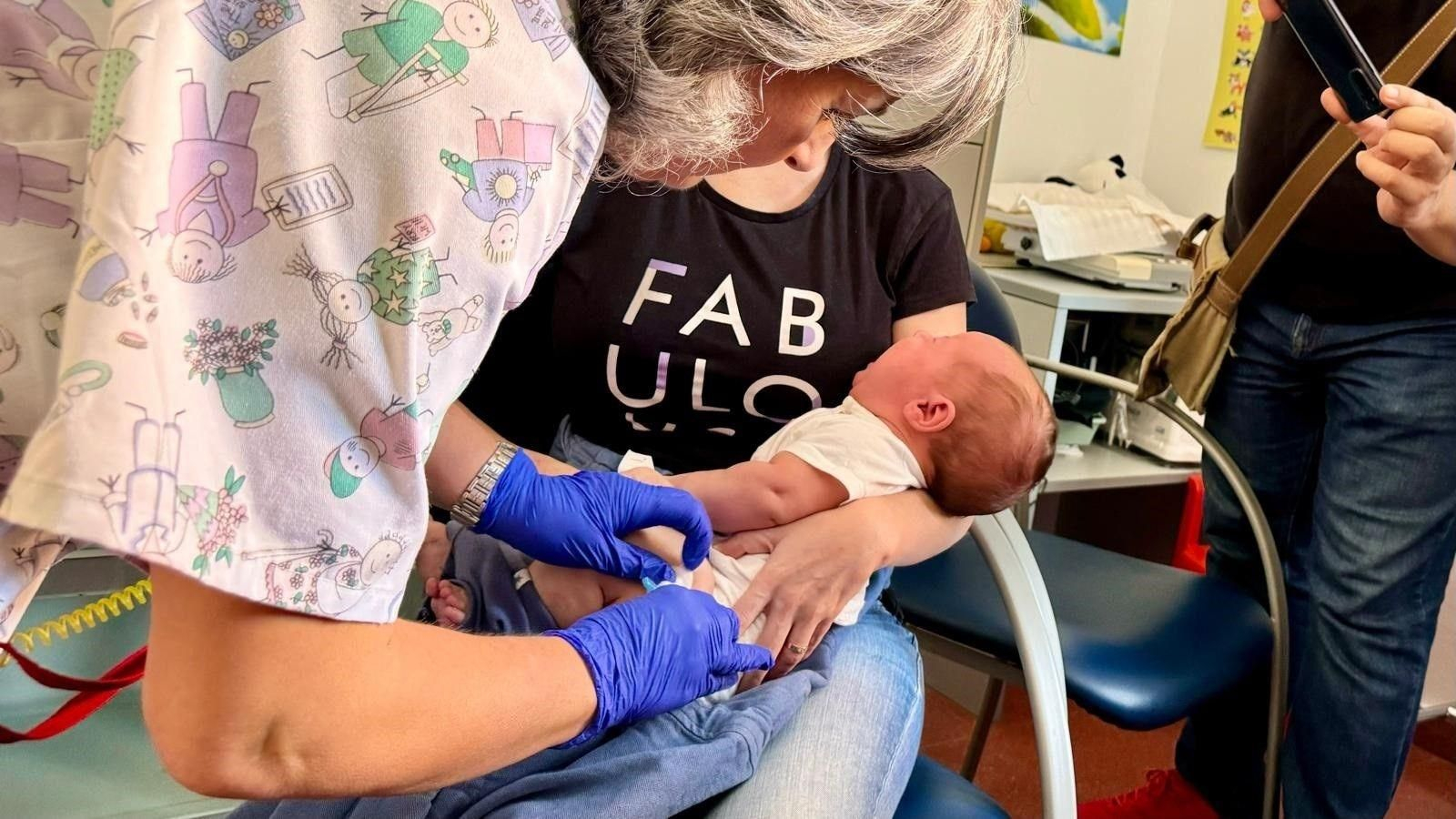 Una enfermera pone una vacuna contra la bronquiolitis a un bebé.