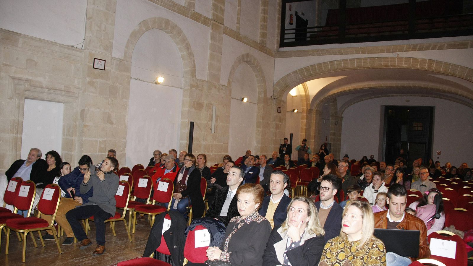 El acto, al que no acudieron demasiados aficionados, comenzó a las 20:10 y estuvo presentado por el fotógrafo Pedro Payán. A la derecha de la imagen (de izda. a dcha.), se pueden ver a las concejalas Silvia Gómez (Ciudadanos), junto a Marina Peris y María Rendón (PP).