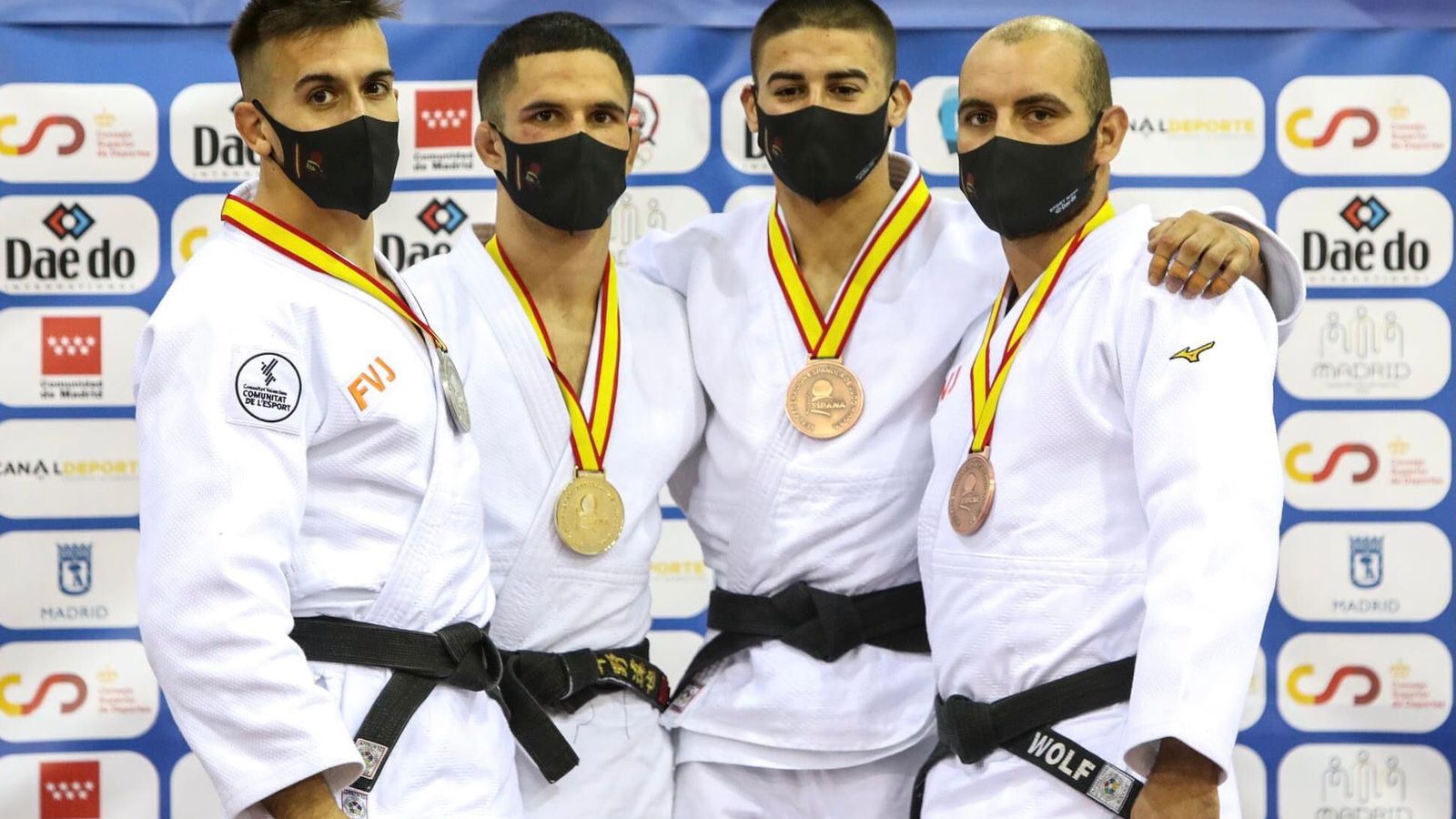 El almeriense, segundo por la derecha, con la medalla.