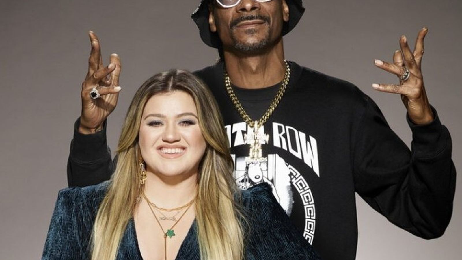 Los presentadores, Kelly Clarkson y Snoop Dogg