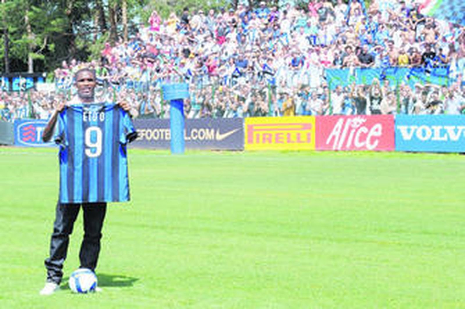 El camerunés Samuel Eto'o posa con la camiseta del Inter en su presentación oficial.