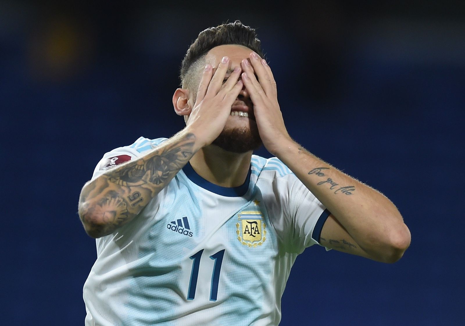 Ocampos realiza un gesto de decepción en un partido de Argentina.