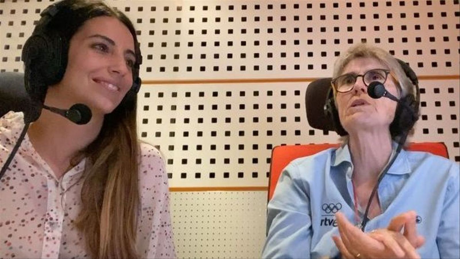 Paloma del Río, con Almudena del Cid, en el set de RTVE en los Juegos Olímpicos de Tokio 2020.