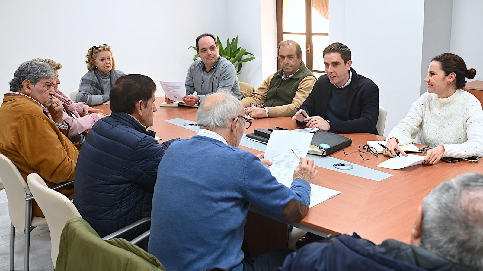 Jaime Espinar, con representantes de la Asociación de Vecinos ‘Pueblo Nuevo’