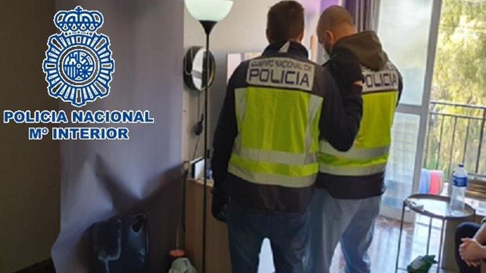 Agentes de la Policía Nacional durante la operación.