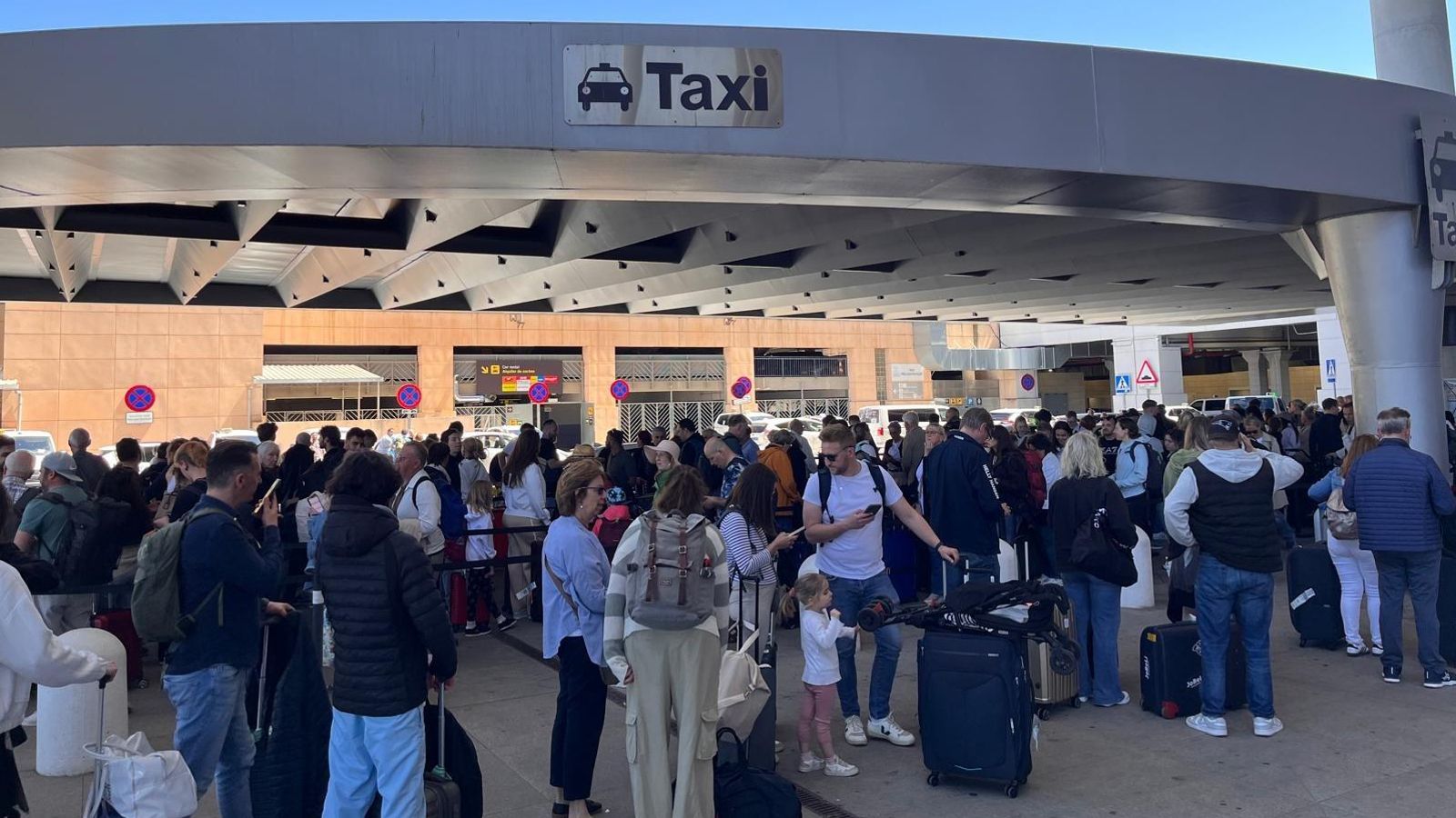 Colas para coger un taxi en el aeropuerto, este lunes