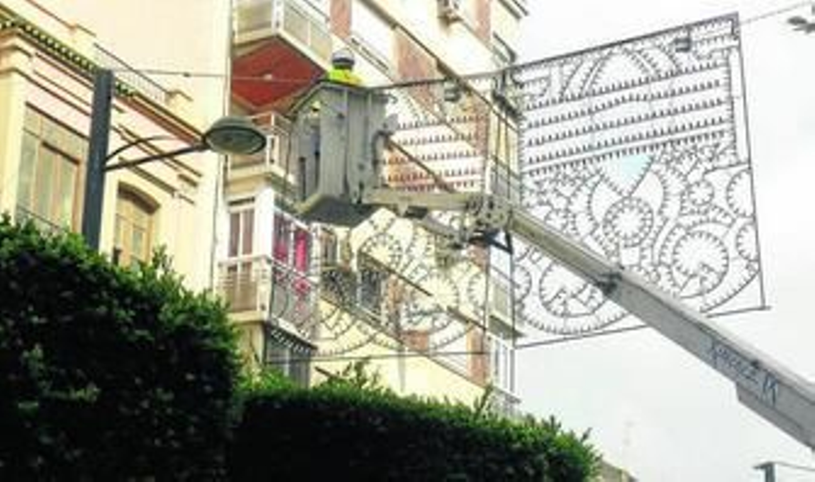 Un operario colocando el alumbrado en el Paseo de Almería.