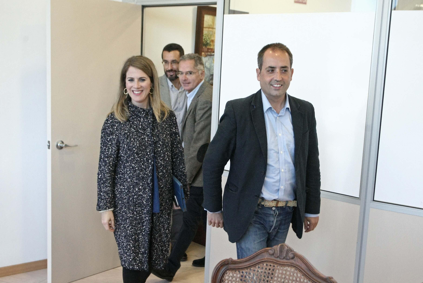 Antonio Saldaña con Ana Mestre en 2017 en una reunión de parlamentarios andaluces del PP en La Línea.