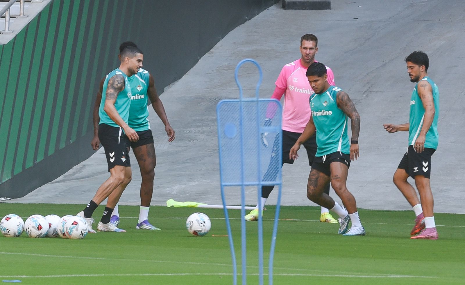 El Cucho Hernández, en un rondo con varios de sus compañeros en una sesión de entrenamientos de la presente temporada.
