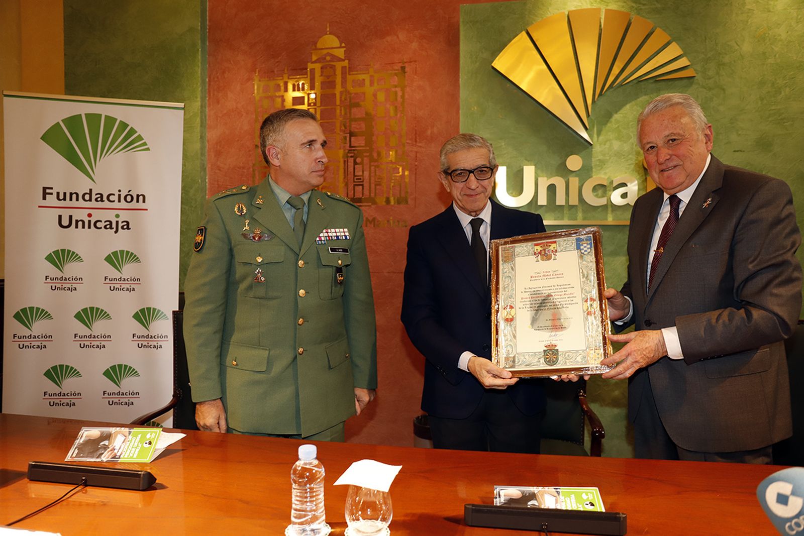 Braulio Medel, junto al presidente de la Agrupación Nacional de Legionarios de Honor, Francisco Fernández.