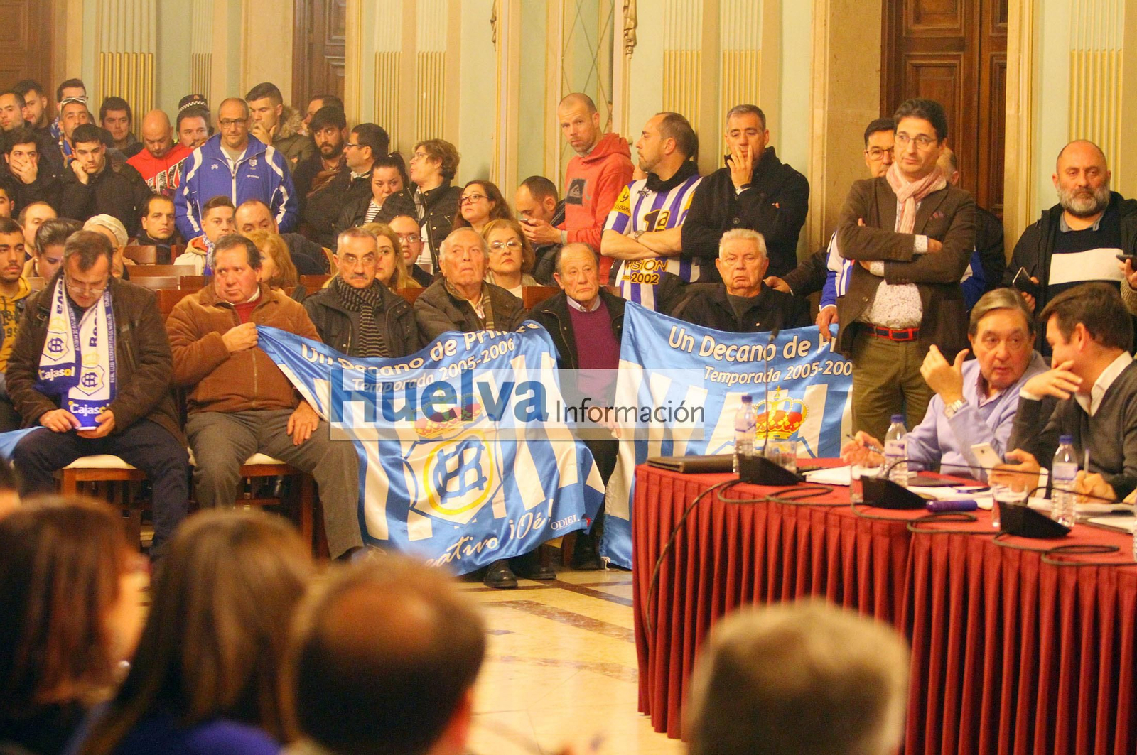 Imágenes del pleno en el ayuntamiento de Huelva para aprobar el pago de la deuda del Recre con Hacienda.