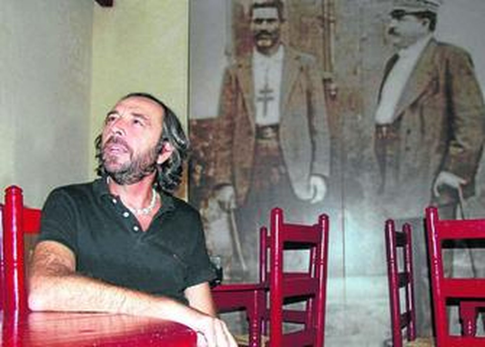 Francisco Fernández, junto a una fotografía en la que aparece Pasos Largos llegando a la cárcel de Málaga.