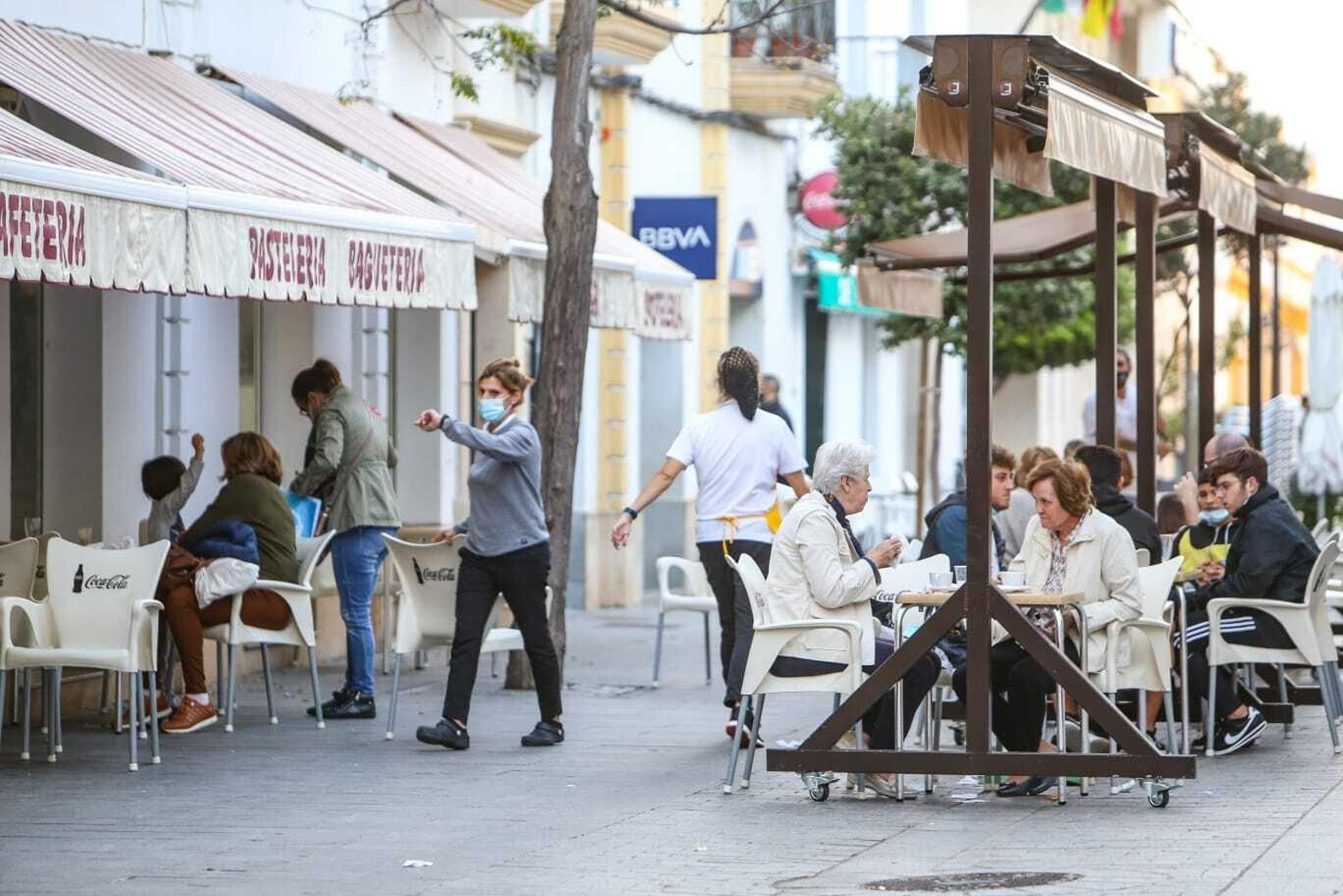 Imágenes de la primera jornada de cierres en bares y comercios de Chiclana