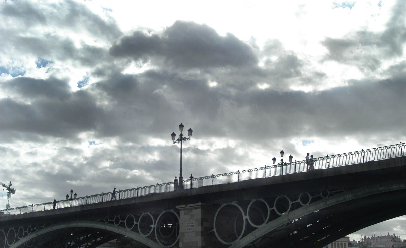 Nubes sobre el puente de Triana.