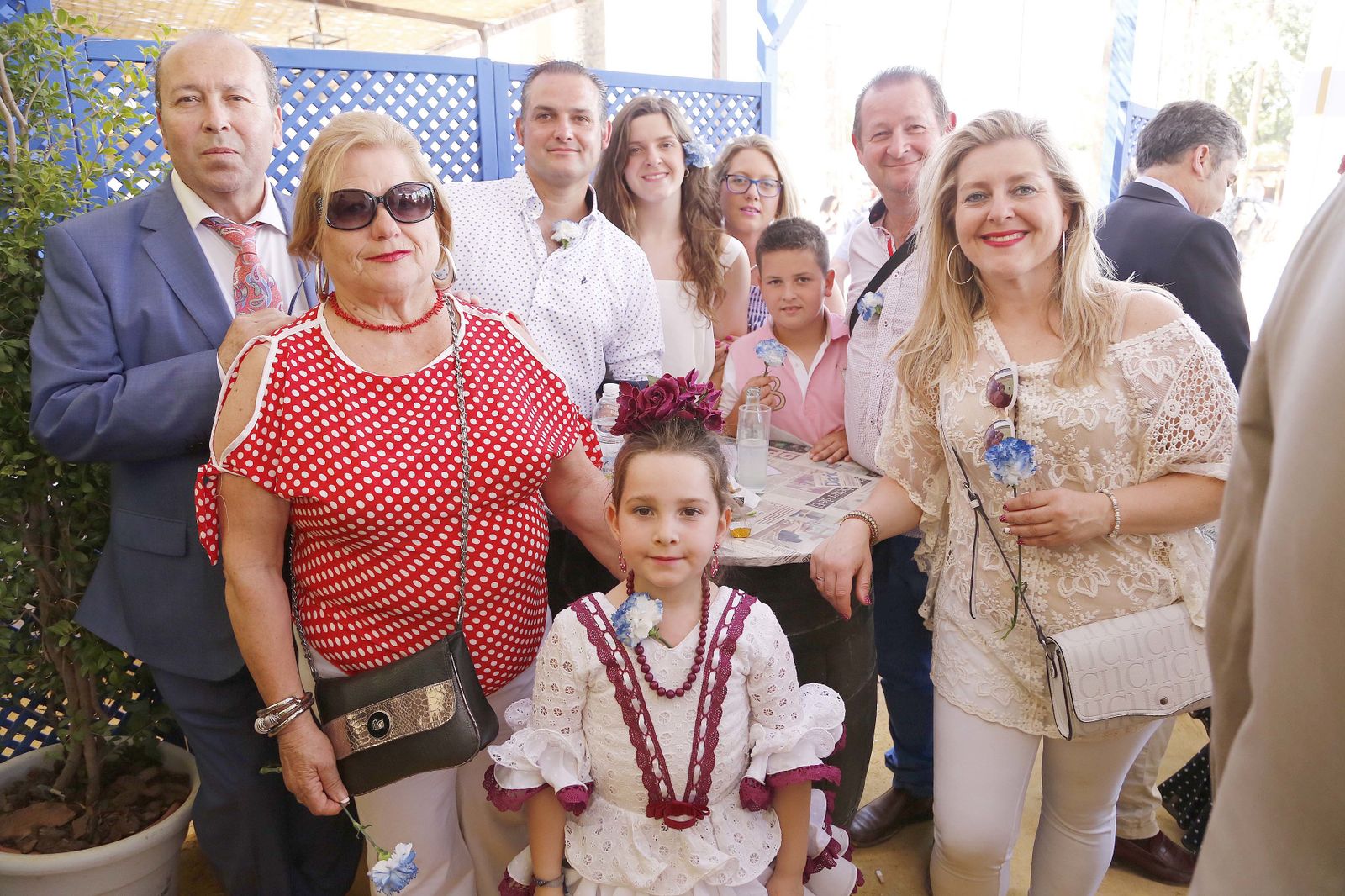 José Antonio Gómez y Silvia García, de Reiki Jerez, y su familia con Benjamín Sánchez, de Diario de Jerez