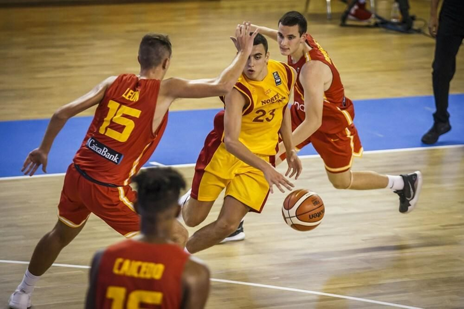 Pablo León y Rubén Domínguez defiende a Nakov.