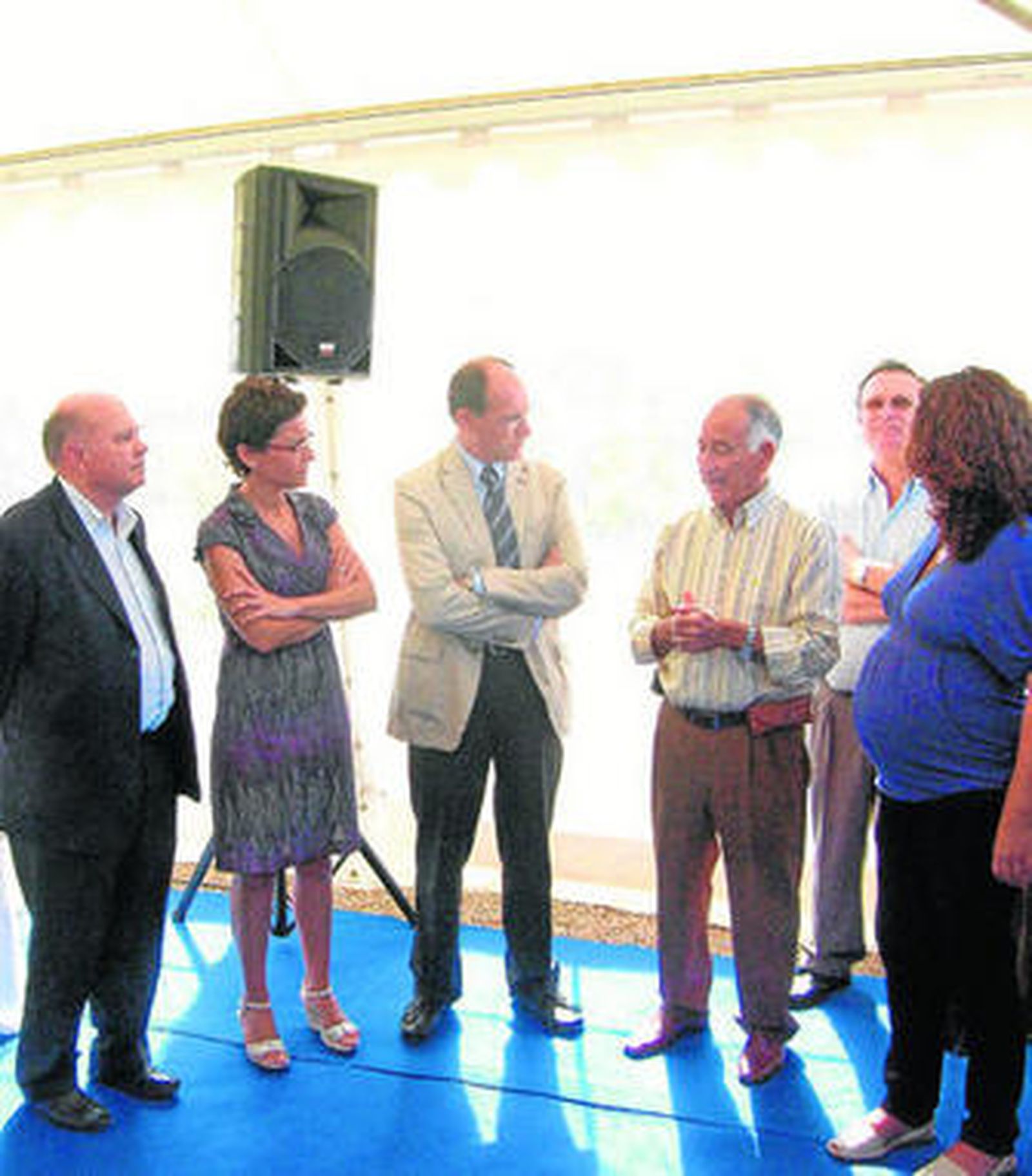Gabriel Amat con el consejero y las delegadas de la Junta.