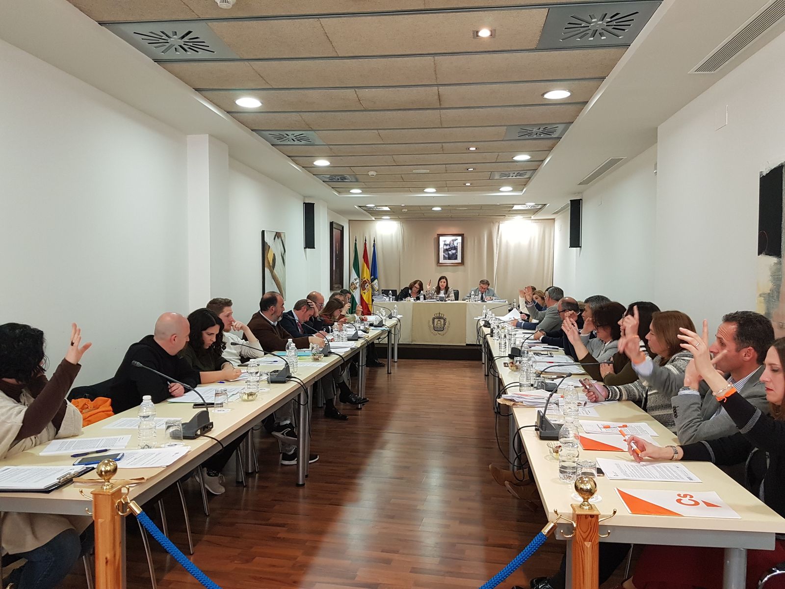 Un momento del pleno de ayer con la Corporación votando uno de los puntos.