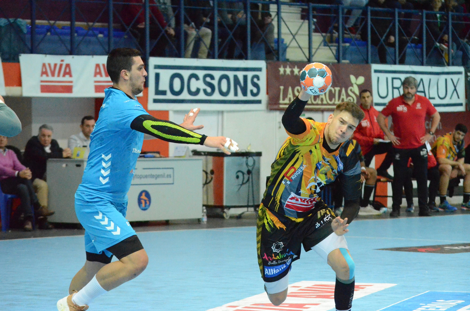 David Estepa supera la defensa del Sinfín, durante el partido de este miércoles en Puente Genil. David Estepa supera la defensa del Sinfín, durante el partido de este miércoles en Puente Genil.