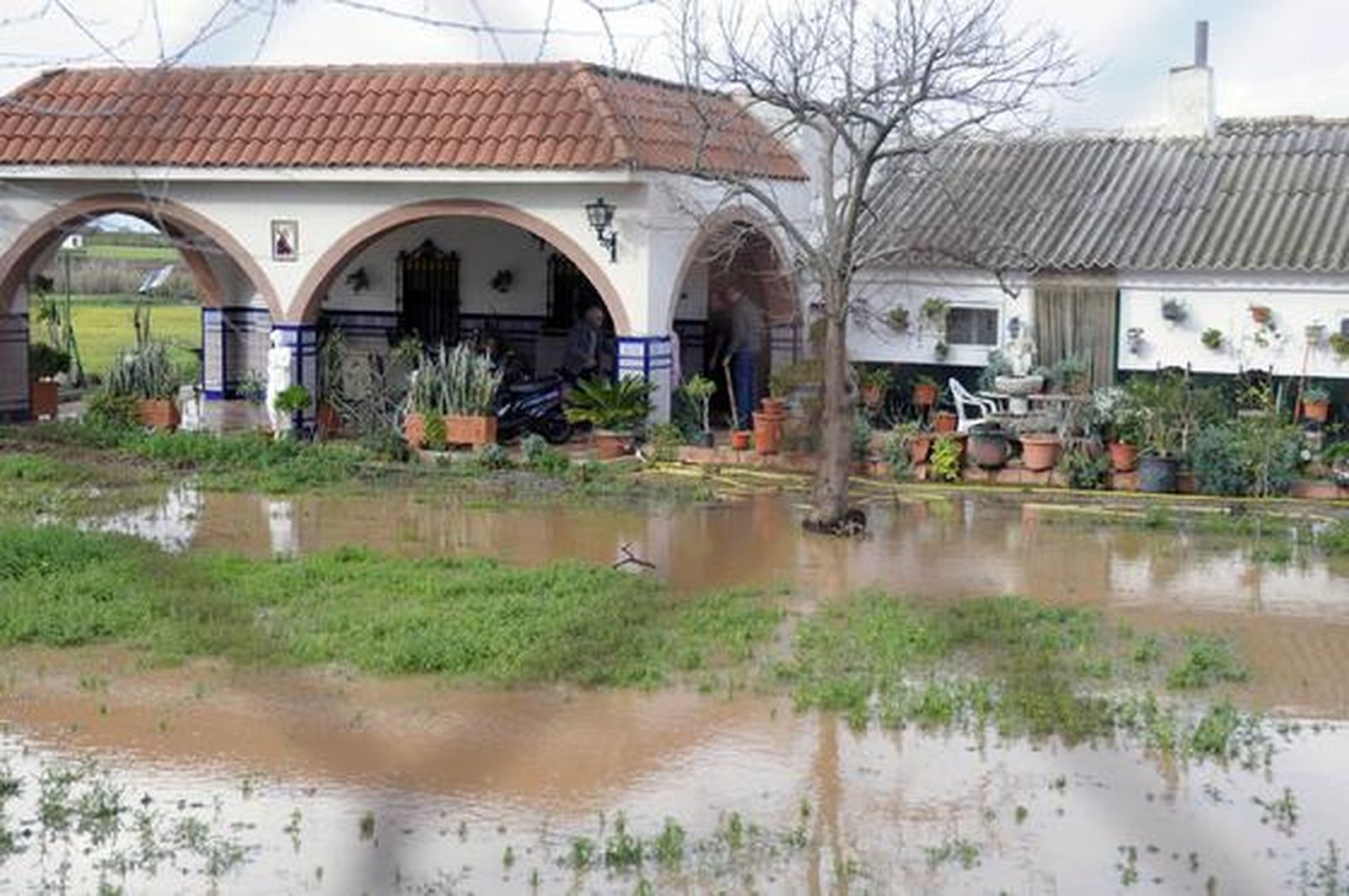 Las fuertes lluvias caídas en Valdezorras han dejado casi inaccesible algunos domicilios.

Foto: J. C. Vázquez, B. Vargas y A. Pizarro