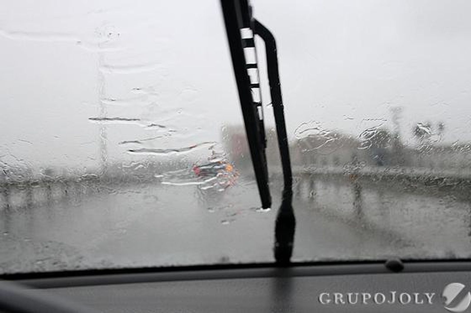 Los bomberos realizan más de treinta intervenciones por achique de agua en apenas cinco horas, sobre todo en La Línea y Algeciras./Fotos:Fran Montes/Paco Guerrero

Foto: Fran Montes/Paco Guerrero