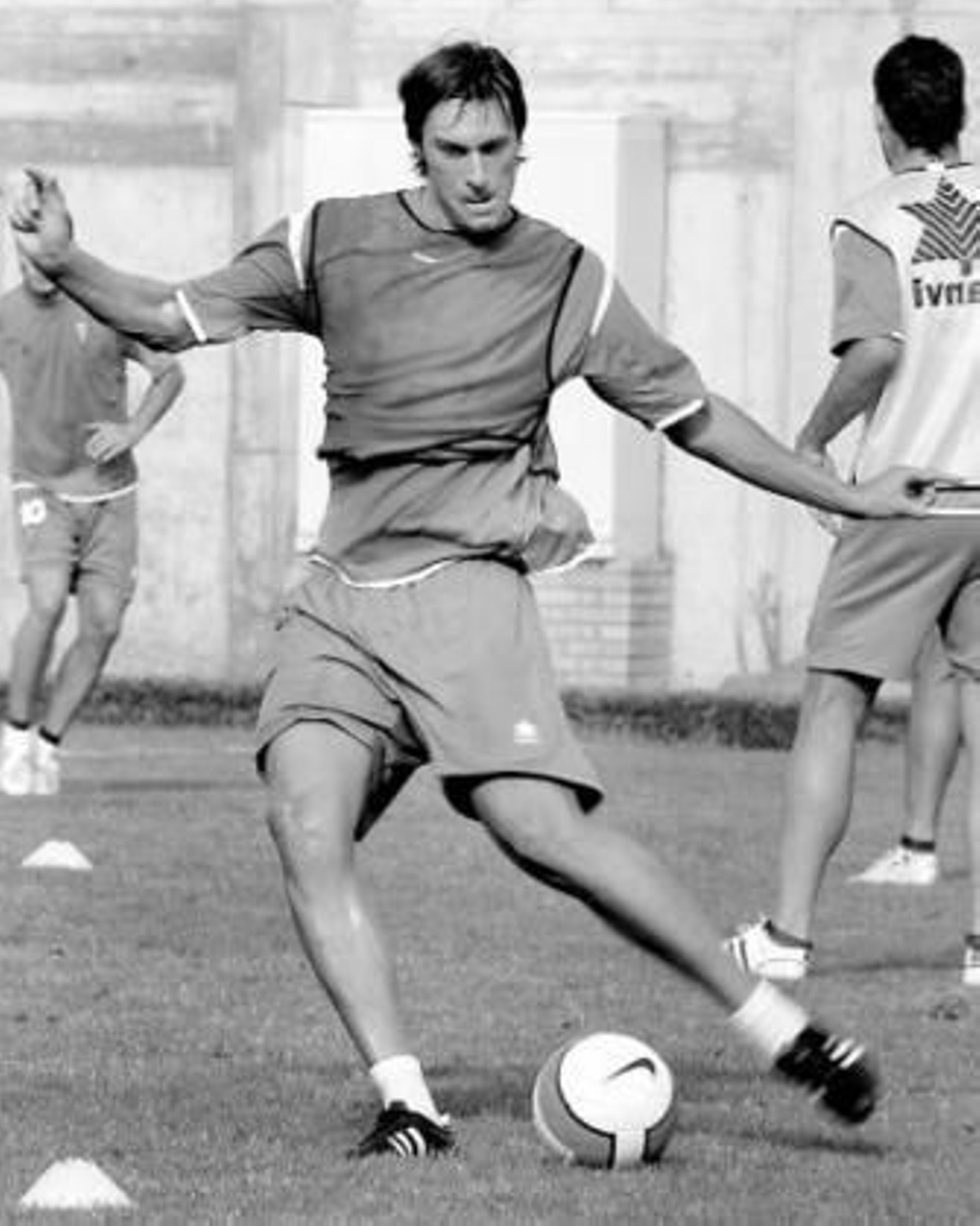 Azcárate se dispone a golpear un balón en un entrenamiento.