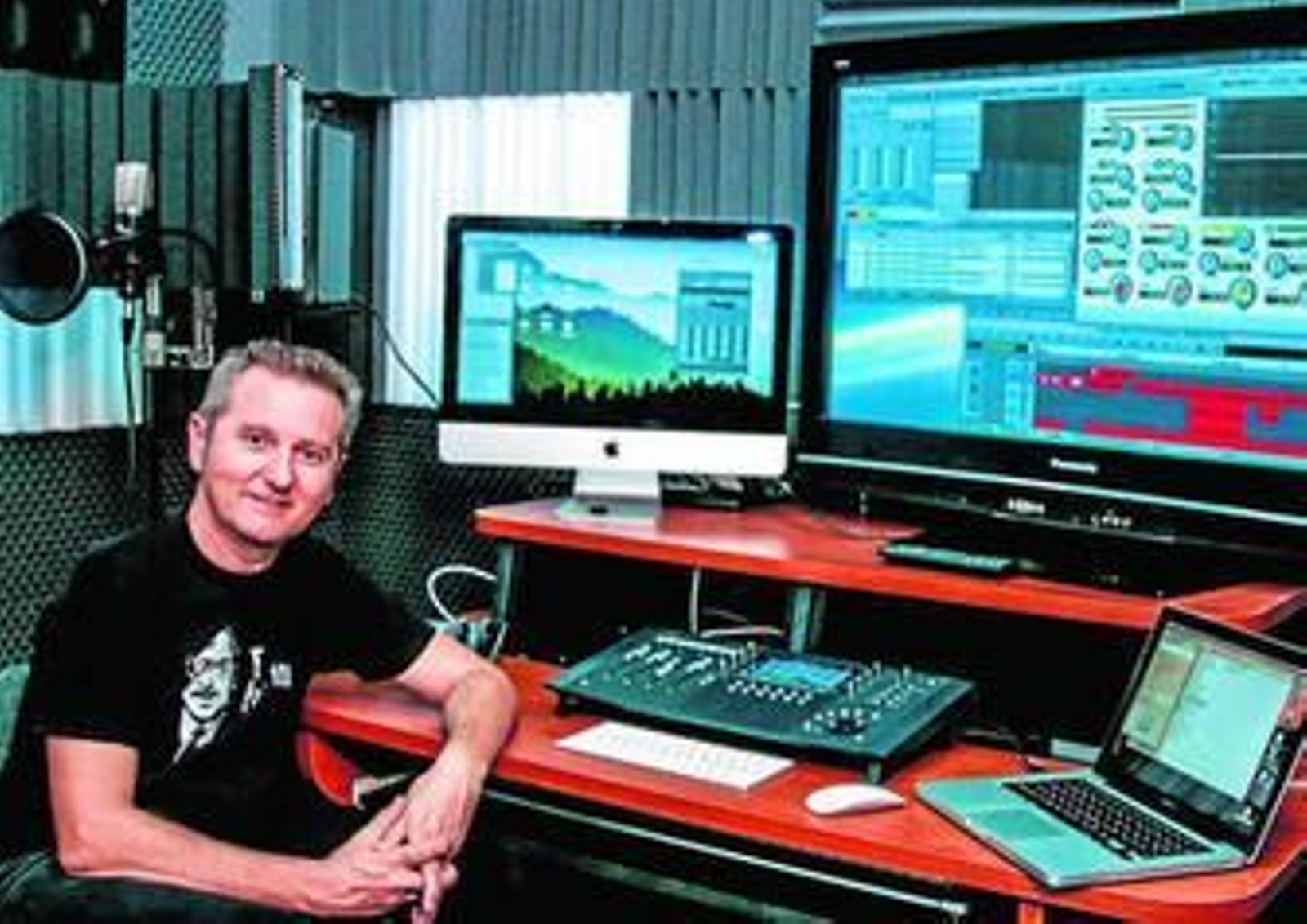 El director de la Escuela de Imagen y Sonido, Luis Serrano en las nuevas instalaciones.